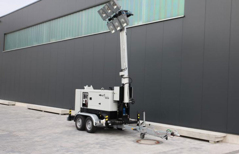 Lichtmastaggregat 40 kVA mit Teil ausgefahrenen Lichtmast