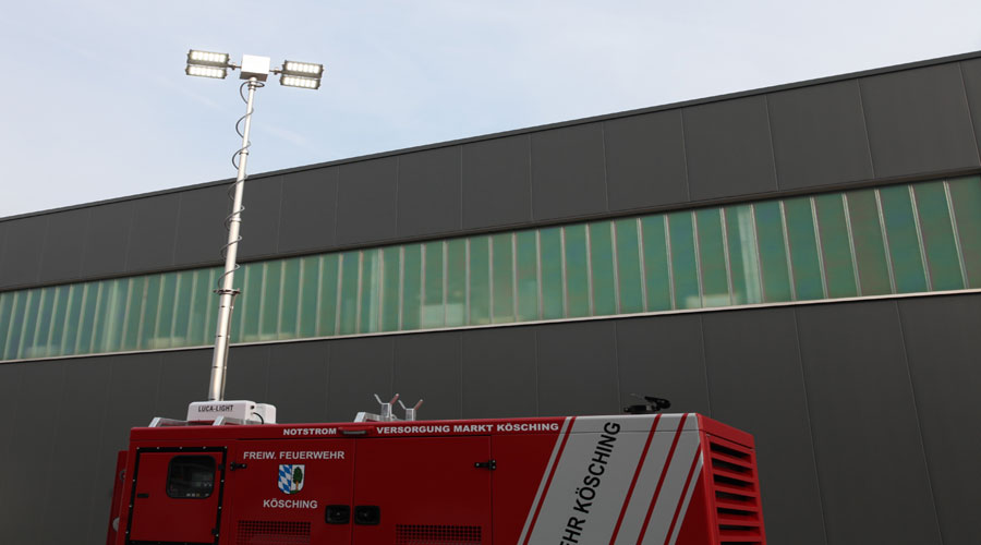 Lichtgiraffe in LED Technik für die Feuerwehr mit 250 kVA Stromerzeuger